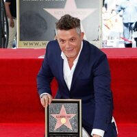 Alejandro Sanz posa con su estrella en el Paseo de la Fama de Hollywood