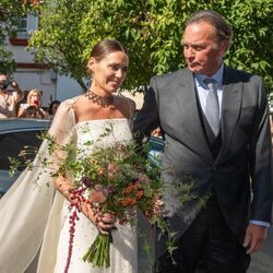 Claudia Osborne llega cogida del brazo de Bertín Osborne a su boda