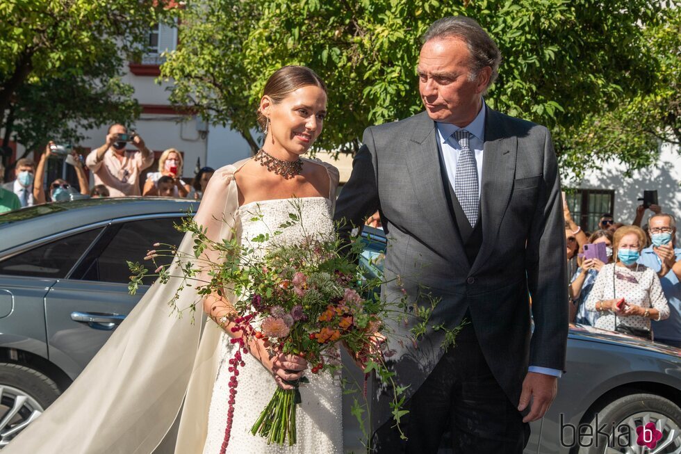 Claudia Osborne llega cogida del brazo de Bertín Osborne a su boda