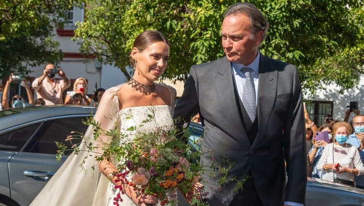 Claudia Osborne llega cogida del brazo de Bertín Osborne a su boda