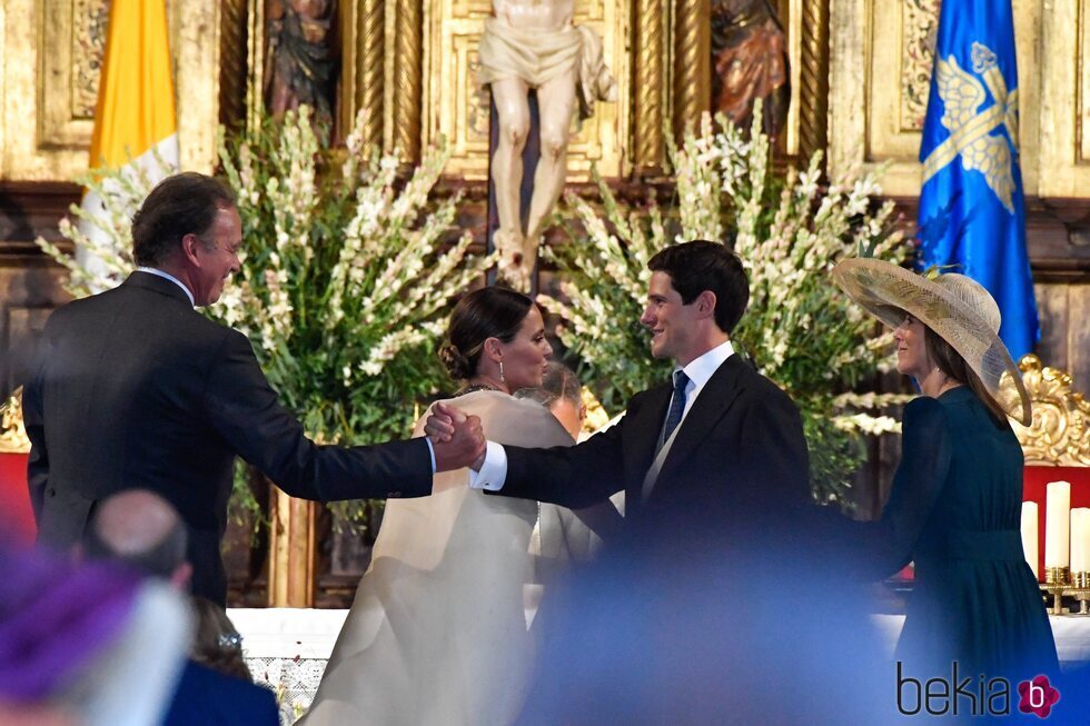 Bertín Osborne y José Entrecanales se saludan durante la boda