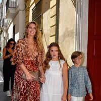 Alejandra Osborne con sus hijos en la boda de Claudia Osborne