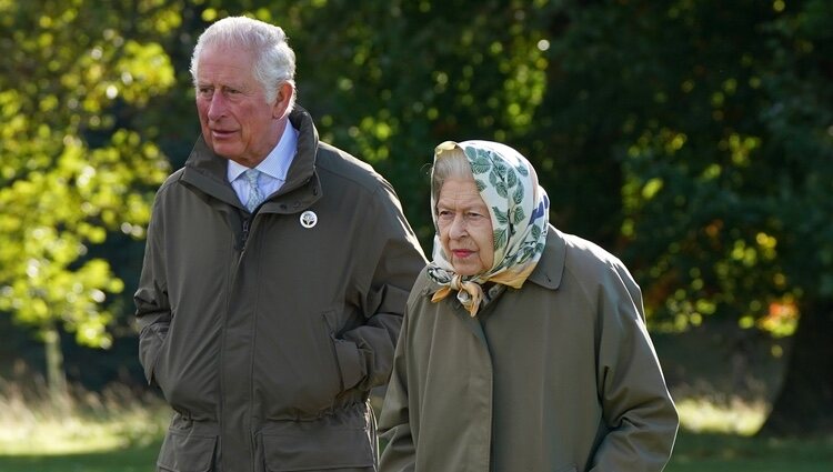 La Reina Isabel y el Príncipe Carlos en un acto para plantar árboles