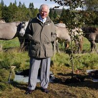 El Príncipe Carlos y la Reina Isabel plantan un árbol por el Jubileo de Platino