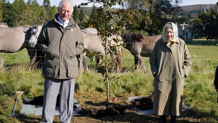 El Príncipe Carlos y la Reina Isabel plantan un árbol por el Jubileo de Platino