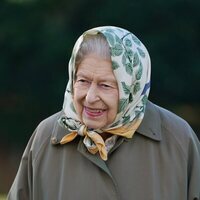 La Reina Isabel en un acto de plantar árboles