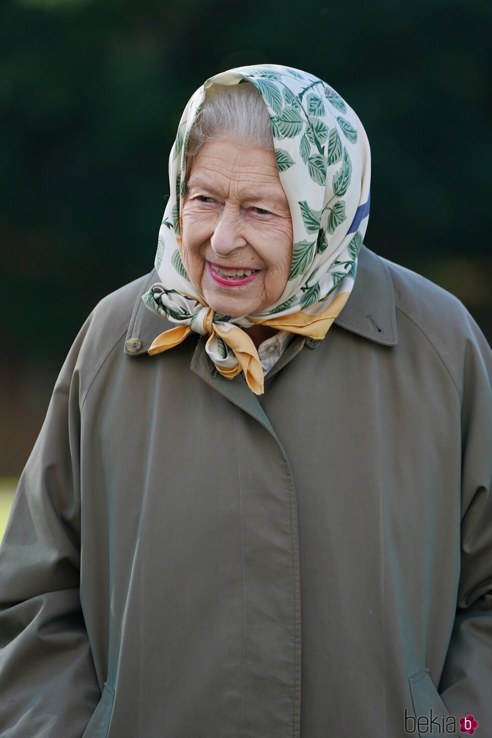 La Reina Isabel en un acto de plantar árboles