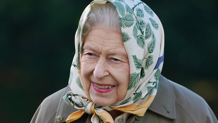 La Reina Isabel en un acto de plantar árboles