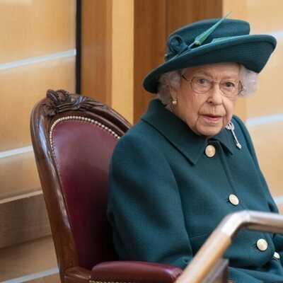 La Reina Isabel, el Príncipe Carlos y Camilla Parker en la sesión inaugural del Parlamento de Escocia