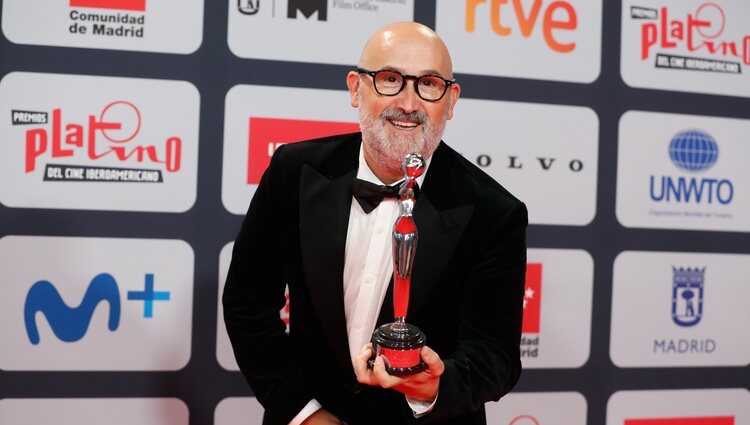 Javier Cámara con su galardón en los Premios Platino 2021