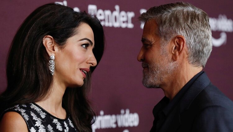 Amal y George Clooney mirándose en la premiere de The Tender Bar' en Los Ángeles