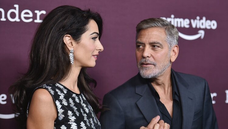 Amal y George Clooney agarrados de la mano en la premiere de The Tender Bar' en Los Ángeles