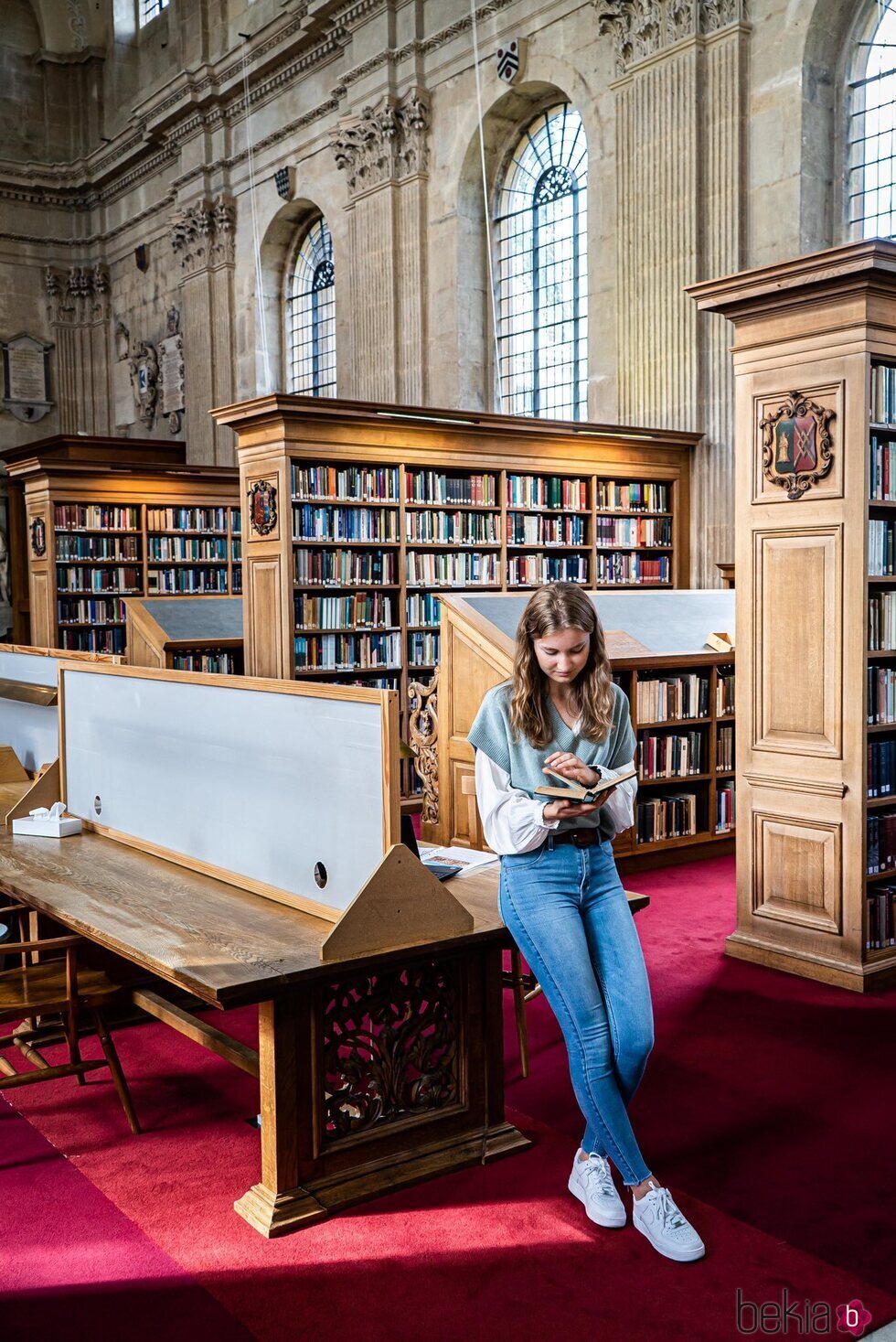 Isabel de Bélgica en la biblioteca del Lincoln College Oxford