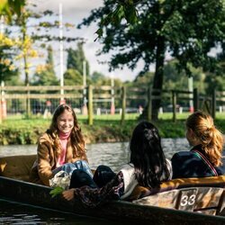 Isabel de Bélgica recorre los canales de Oxford con dos amigas