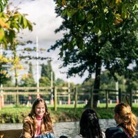 Isabel de Bélgica recorre los canales de Oxford con dos amigas