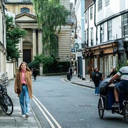 Isabel de Bélgica dando un paseo por Oxford, donde estudia en la universidad