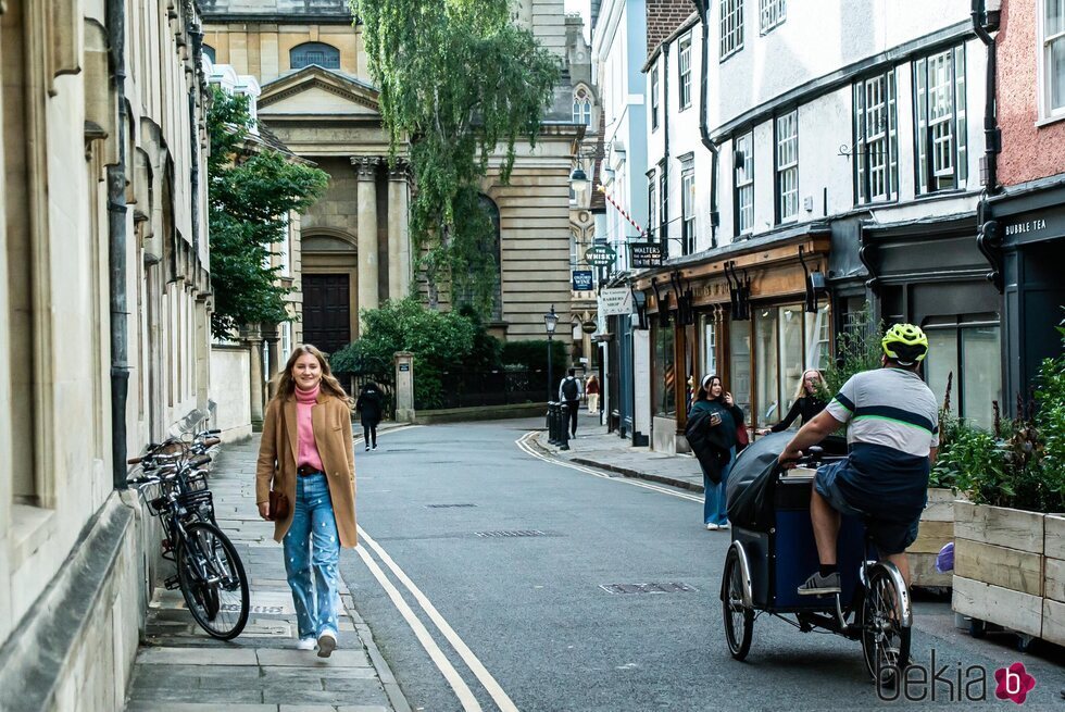 Isabel de Bélgica dando un paseo por Oxford, donde estudia en la universidad