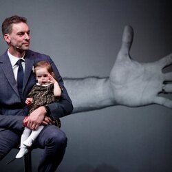 Pau Gasol con su hija Ellie en el anuncio de su retirada