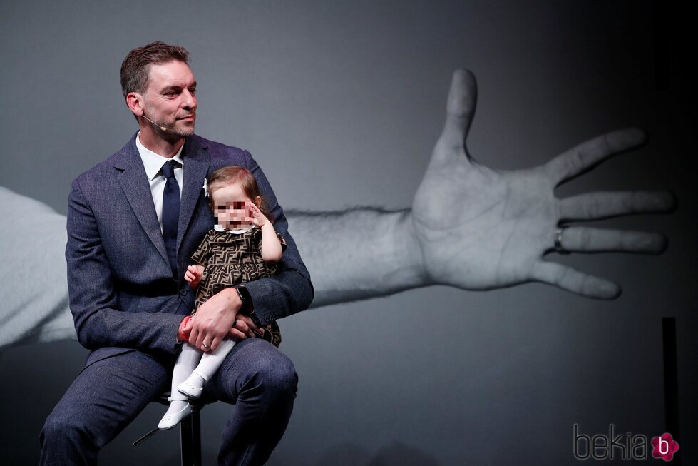 Pau Gasol con su hija Ellie en el anuncio de su retirada