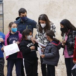 La Reina Letizia con unos niños en la clausura del XV Seminario Internacional de Lengua y Periodismo