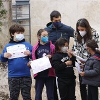 La Reina Letizia con unos niños en la clausura del XV Seminario Internacional de Lengua y Periodismo