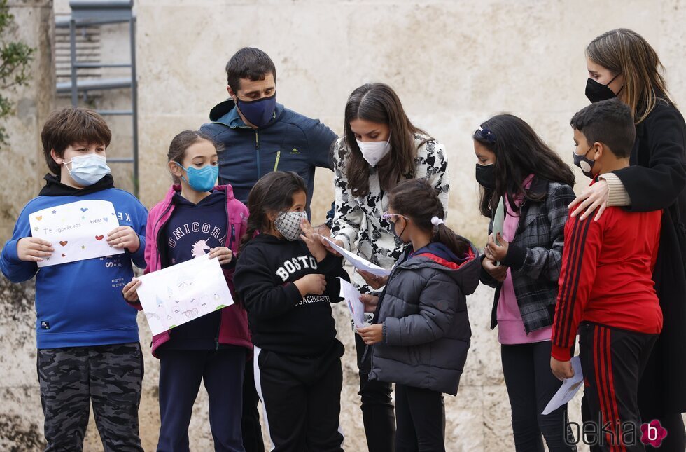 La Reina Letizia con unos niños en la clausura del XV Seminario Internacional de Lengua y Periodismo