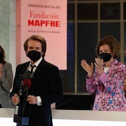 La Reina Sofía tras galardonar a Raphael en los Premios Sociales Fundación MAPFRE 2020