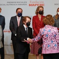 La Reina Sofía y Raphael, muy cómplices en presencia de la Infanta Elena en la entrega de los Premios Sociales Fundación MAPFRE 2020