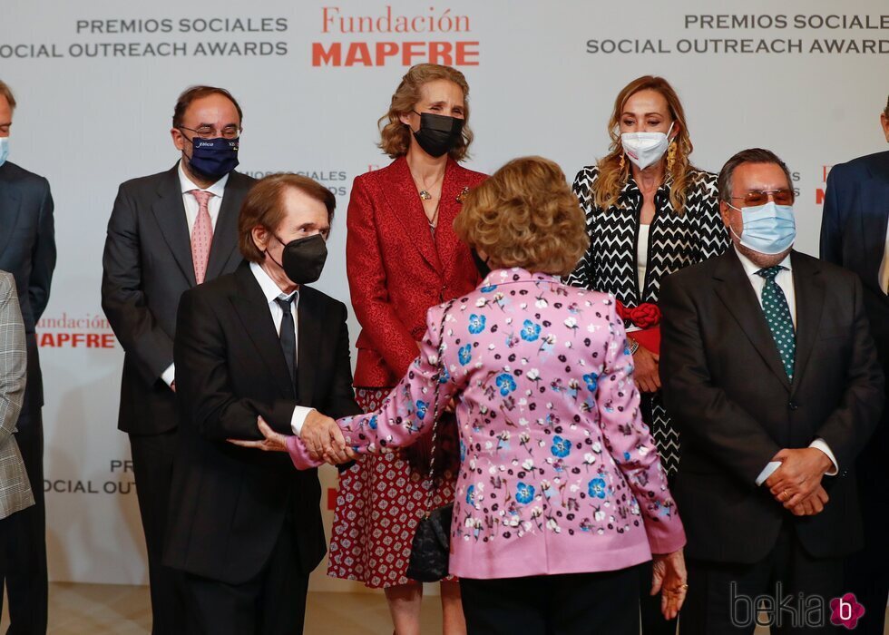 La Reina Sofía y Raphael, muy cómplices en presencia de la Infanta Elena en la entrega de los Premios Sociales Fundación MAPFRE 2020