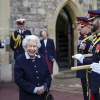 La Reina Isabel con el Regimiento Real de Artillería Canadiense en Windsor Castle