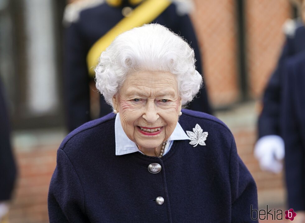 La Reina Isabel en su primer acto en Windsor Castle tras su estancia en Balmoral