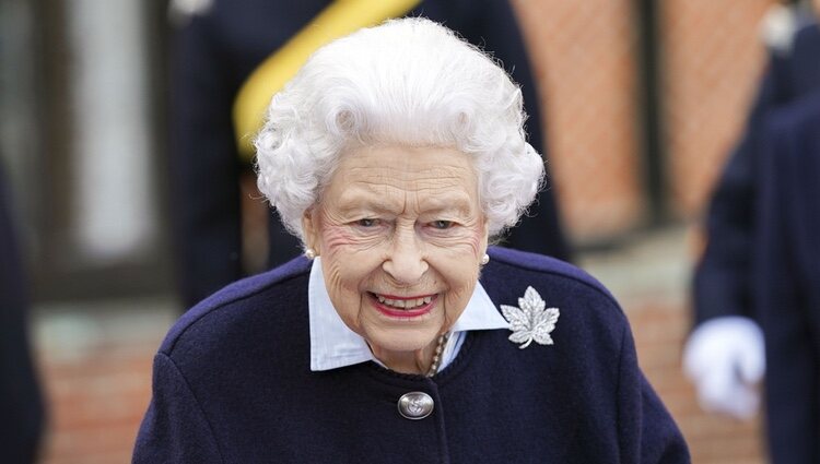 La Reina Isabel en su primer acto en Windsor Castle tras su estancia en Balmoral