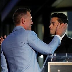 Rami Malek y Daniel Craig en la entrega de su estrella en el Paseo de la Fama