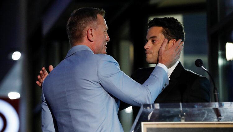 Rami Malek y Daniel Craig en la entrega de su estrella en el Paseo de la Fama