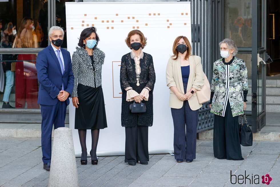 La Reina Sofía e Irene de Grecia con Ignacio García-Belenguer, Ana Botín y Pilar Cancela en el concierto por el 30 aniversario de la Escuela Superior de Mú