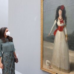 La Reina Letizia ante el retrato de 'La duquesa de Alba de blanco' en la exposición 'Goya' en Basilea