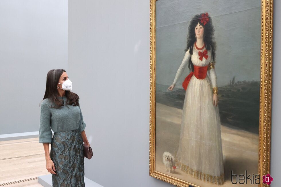 La Reina Letizia ante el retrato de 'La duquesa de Alba de blanco' en la exposición 'Goya' en Basilea