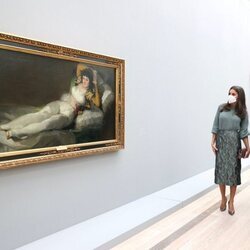 La Reina Letizia ante 'La maja vestida' en la exposición 'Goya' en Basilea