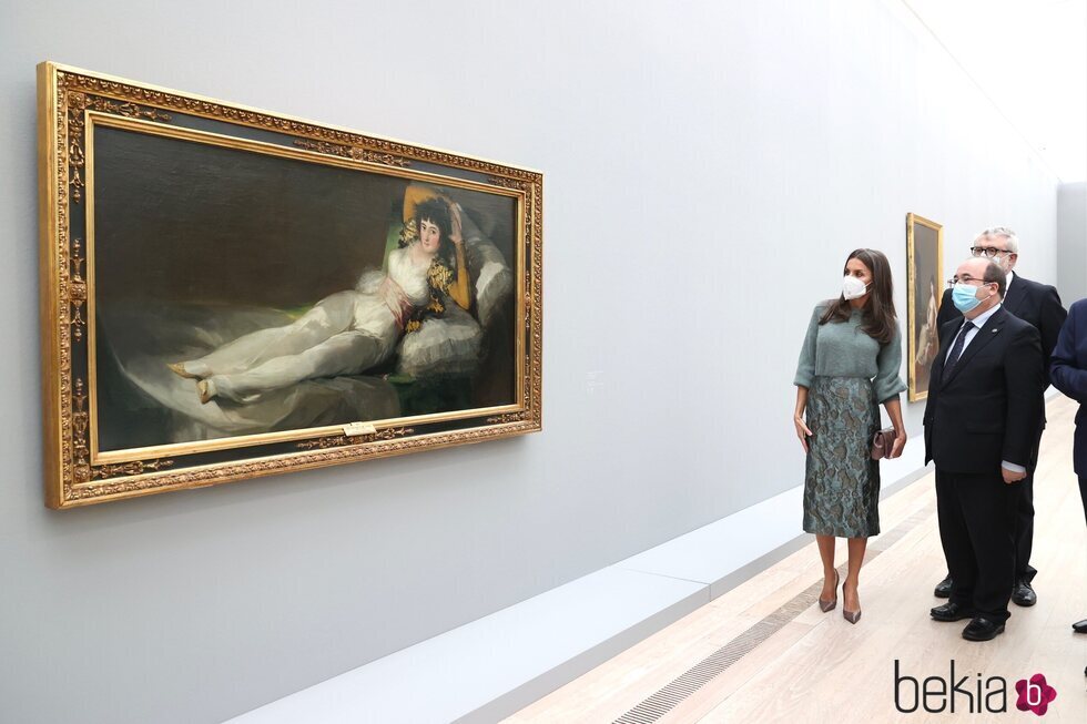 La Reina Letizia ante 'La maja vestida' en la exposición 'Goya' en Basilea