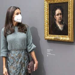 La Reina Letizia ante el autorretrato de Goya en la exposición 'Goya' en Basilea