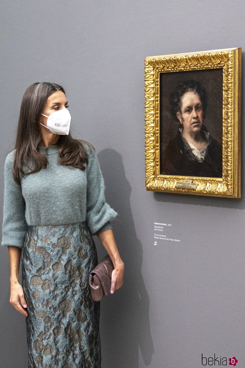 La Reina Letizia ante el autorretrato de Goya en la exposición 'Goya' en Basilea