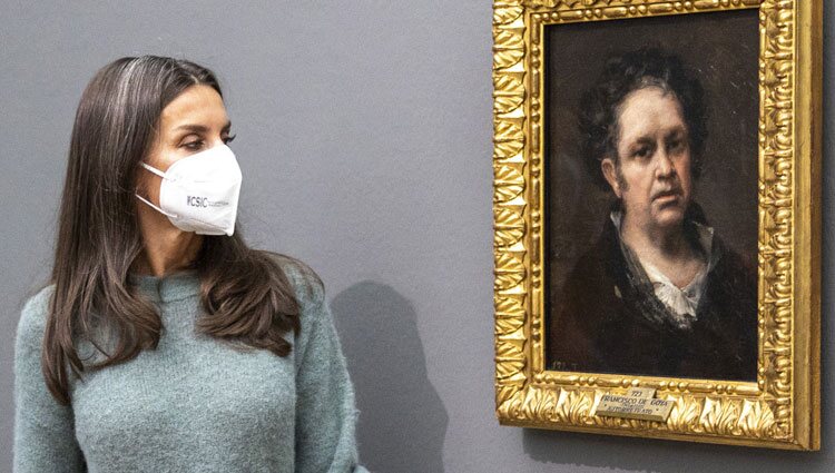 La Reina Letizia ante el autorretrato de Goya en la exposición 'Goya' en Basilea