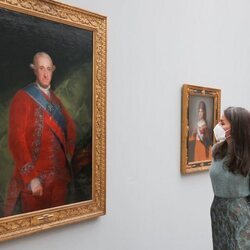 La Reina Letizia ante el retrato de Carlos IV en la exposición 'Goya' en Basilea