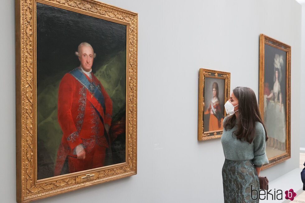 La Reina Letizia ante el retrato de Carlos IV en la exposición 'Goya' en Basilea