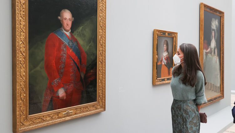 La Reina Letizia ante el retrato de Carlos IV en la exposición 'Goya' en Basilea