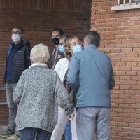 Iñaki Urdangarin y su madre Claire Lieabert saludan a Lucía Urdangarin en Vitoria