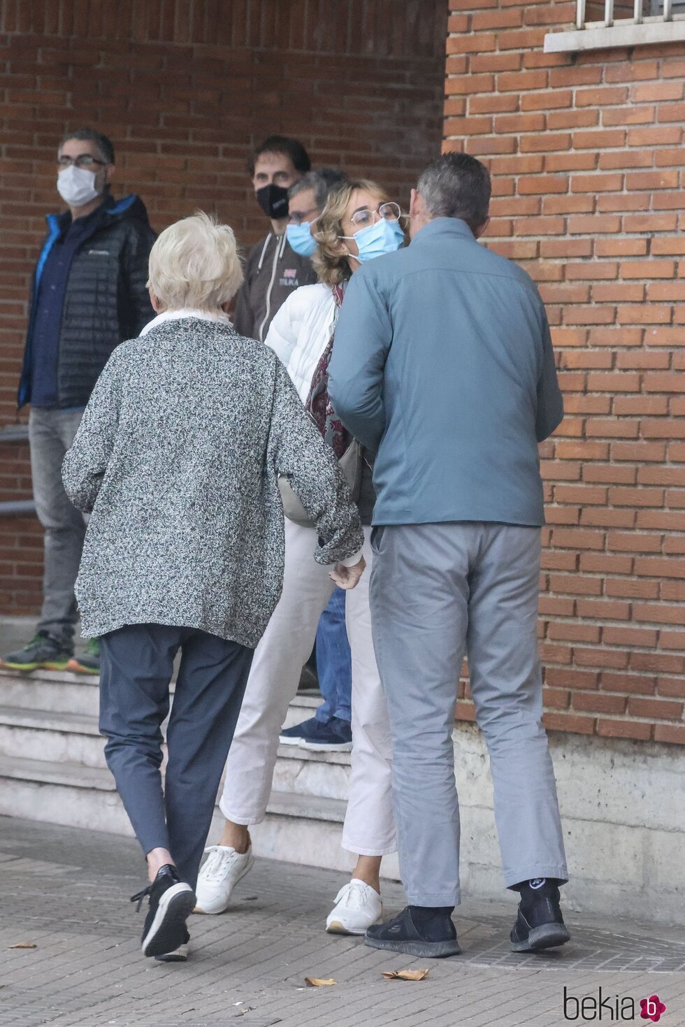 Iñaki Urdangarin y su madre Claire Lieabert saludan a Lucía Urdangarin en Vitoria