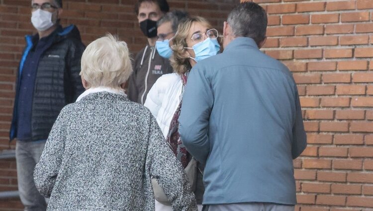 Iñaki Urdangarin y su madre Claire Lieabert saludan a Lucía Urdangarin en Vitoria