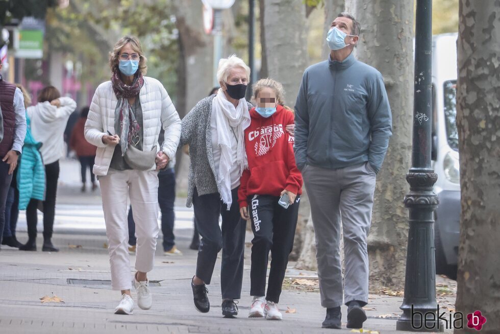 Iñaki Urdangarin con su madre, su hermana Lucia Urdangarin y una sobrina en Vitoria