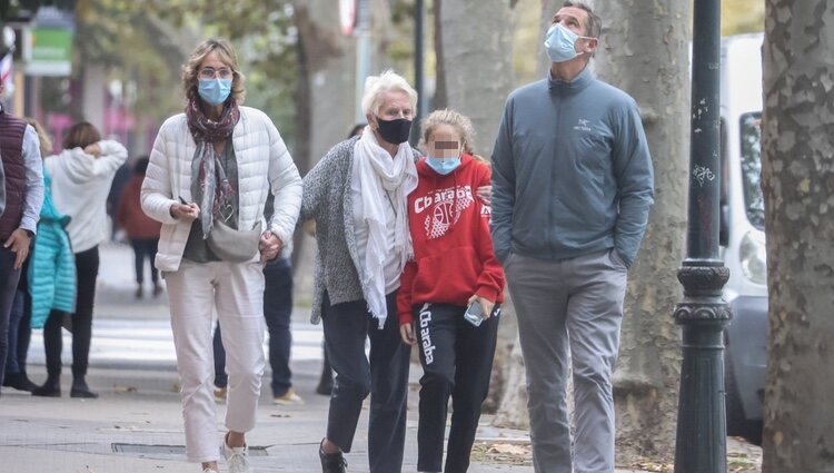 Iñaki Urdangarin con su madre, su hermana Lucia Urdangarin y una sobrina en Vitoria